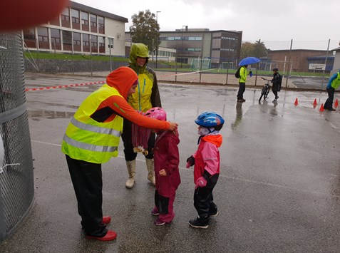Idrettsglede og mestring i regn og vind på Bryne barnetriatlon