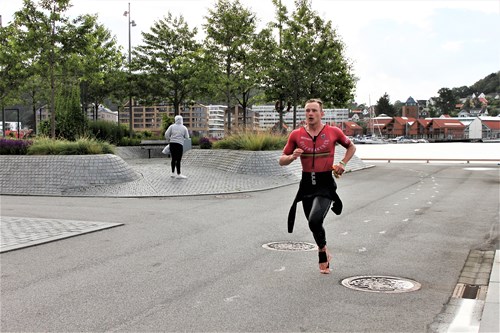 Kristian Grue ledet NM elite allerede etter svømmingen